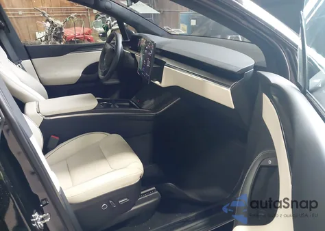 2024 Tesla Model X Plaid Tri Motor All-Wheel Drive z USA, uszkodzony, nr VIN 7SAXCBE66RF460974